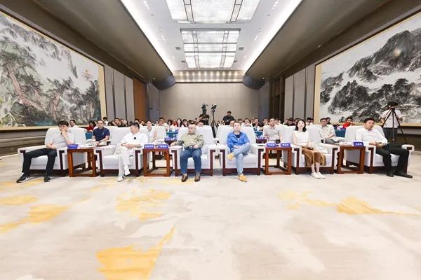 品牌标杆，绽耀不凡 ！恭喜大将军瓷砖荣膺 “陶瓷一线品牌”、 “瓷砖十大品牌”两大奖项(图2)
